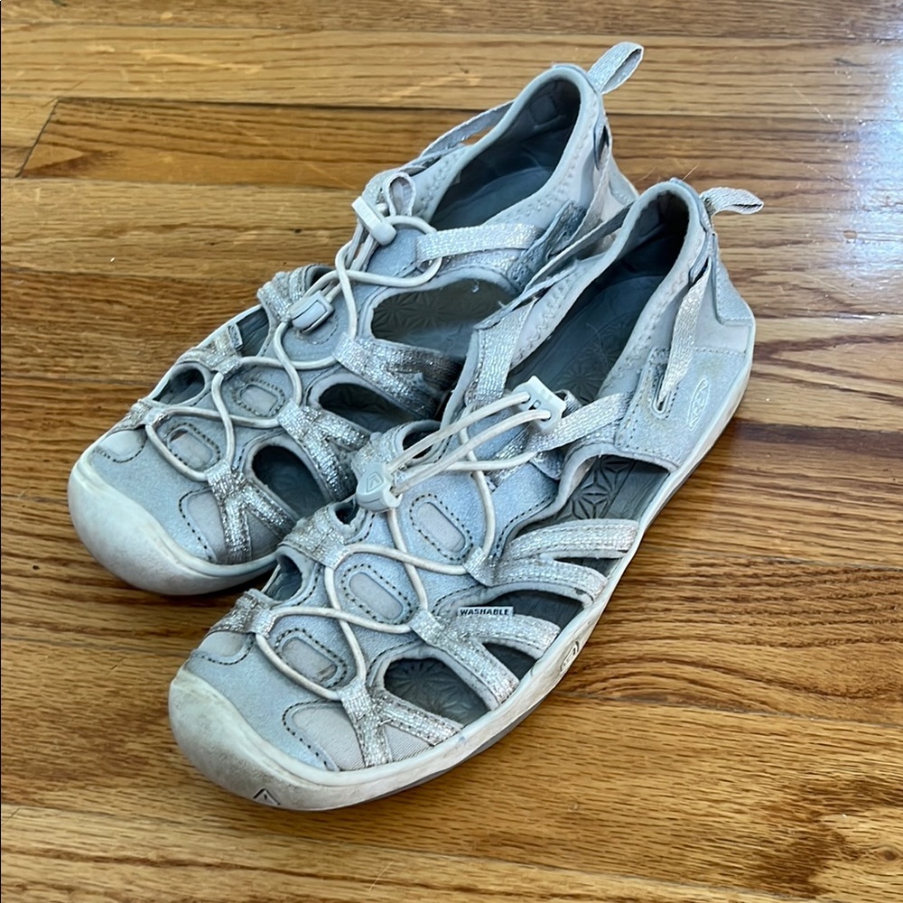 EUC girls Keen Gray Sandals Closed Toe Bungee Lacing